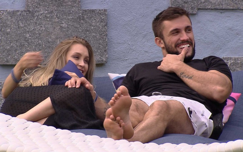 Thaís sugere que o próximo beijo do BBB21 será entre Carla Diaz e Arthur e atriz brinca: