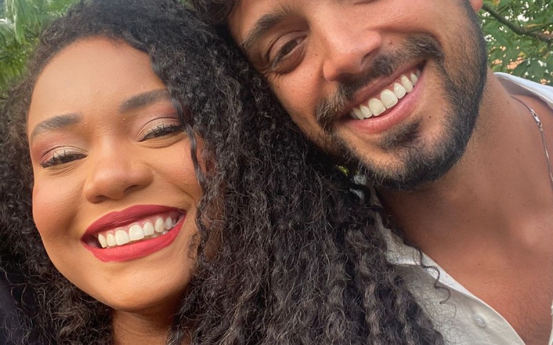 Thalyta tieta Rodrigo Simas e brinca sobre caça a Cauã Reymond: