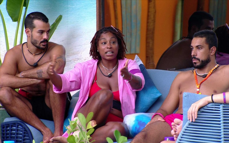 Thamiris conversa com Eva e Renata sobre falas do almoço especial: