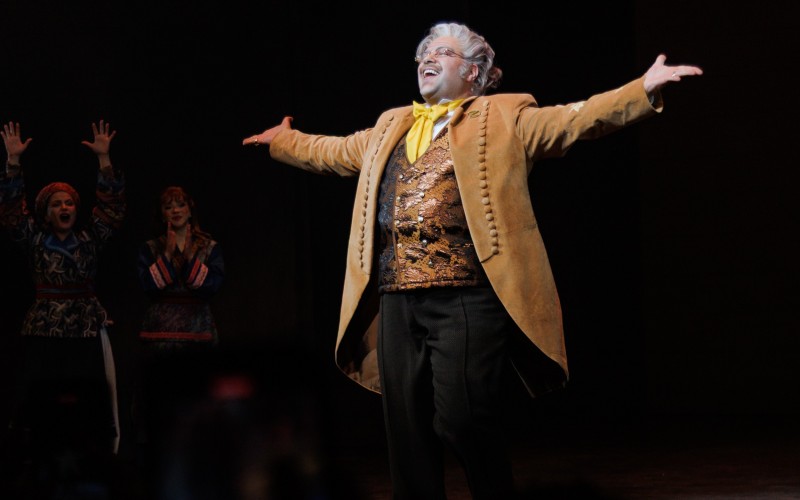 Tiago Abravanel celebra estreia no musical