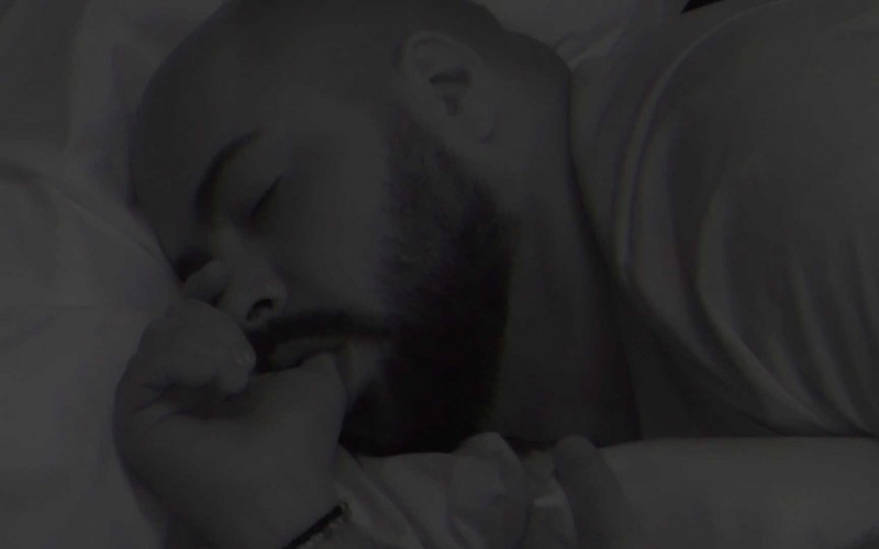 Tiago Abravanel chupa dedo deitado na cama