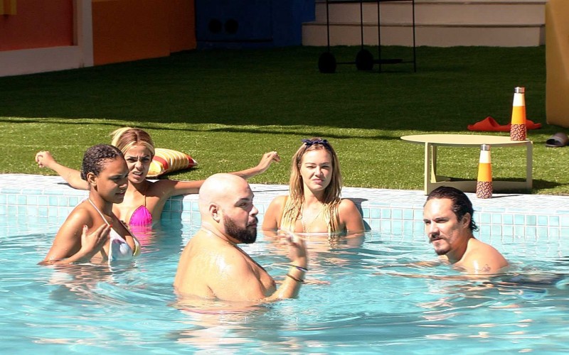 Tiago Abravanel cogita entrada de participante: ‘Então, essa pessoa ainda não entrou’