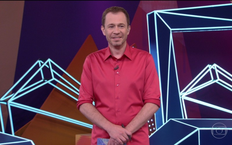 Tiago Leifert parabeniza Tadeu Schmidt pelo anúncio do jornalista como apresentador do BBB22