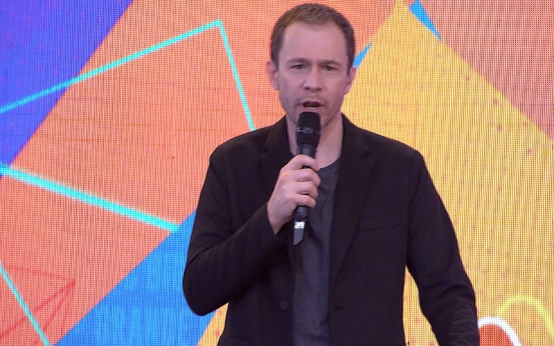 Tiago Leifert revela aos finalistas do BBB21 o elenco do programa No Limite e brinca: