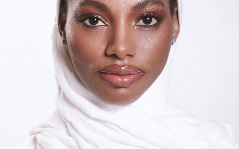 Tina Calamba lança autobiografia e compartilha sua jornada: