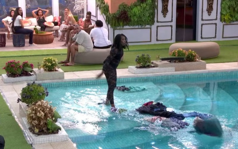 Tina, do BBB 2, lembra de participação no reality e de sua mala que também foi parar na piscina: