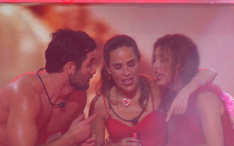 Toca música de Chitãozinho & Xororó em festa do BBB 24, e Beatriz brinca: