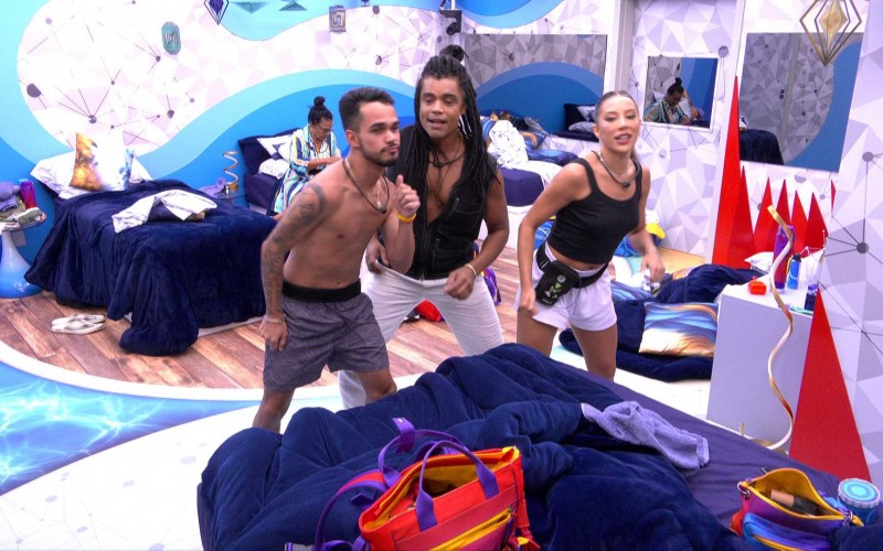 Trio faz dancinha para brothers assistirem na Central do LÃder do BBB 25