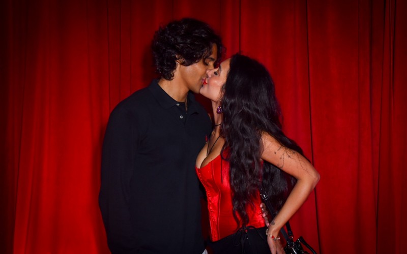 Vanessa Lopes e namorado beijam muito em evento de pré-Lollapalooza 2025