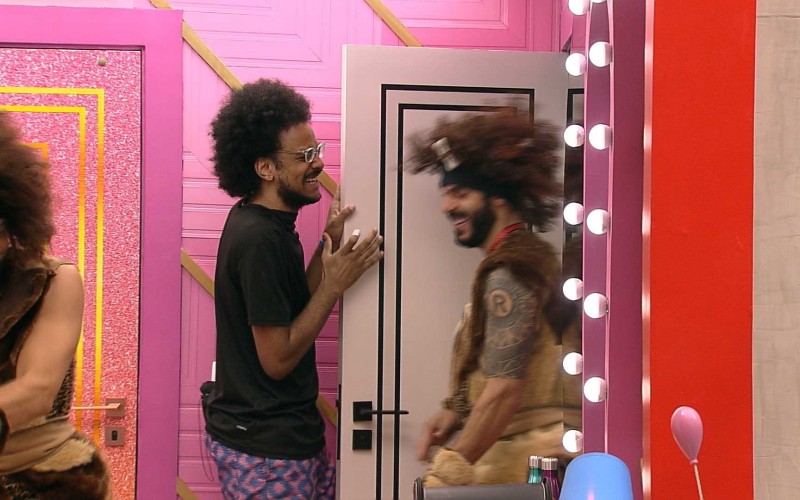 Vestidos de Monstros, Caio e Rodolffo pregam pegadinha em João Luiz no BBB21