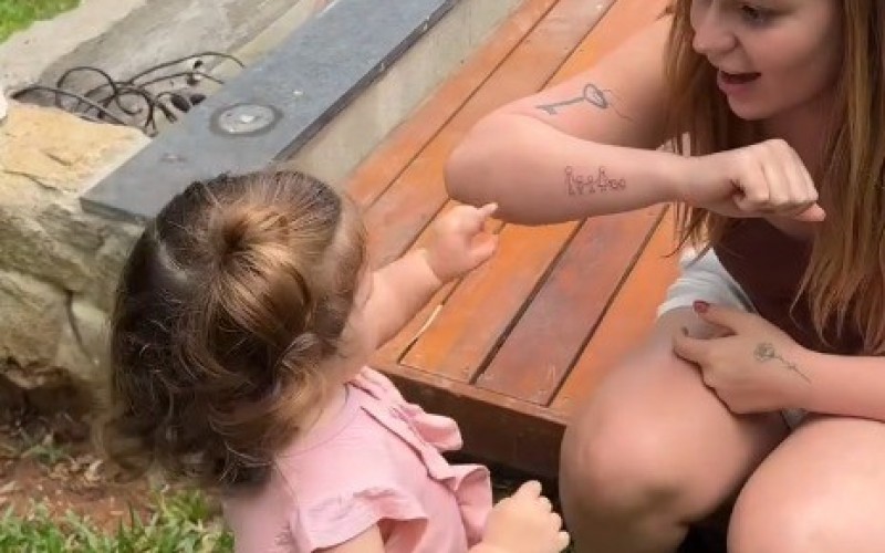 Viih Tube faz tatuagens em homenagem à família e mostra reação de Lua: