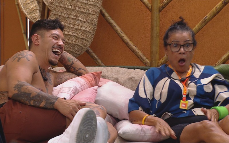 Vilma interpreta as reações da casa para as duplas que participaram do almoço pós-Big Fone