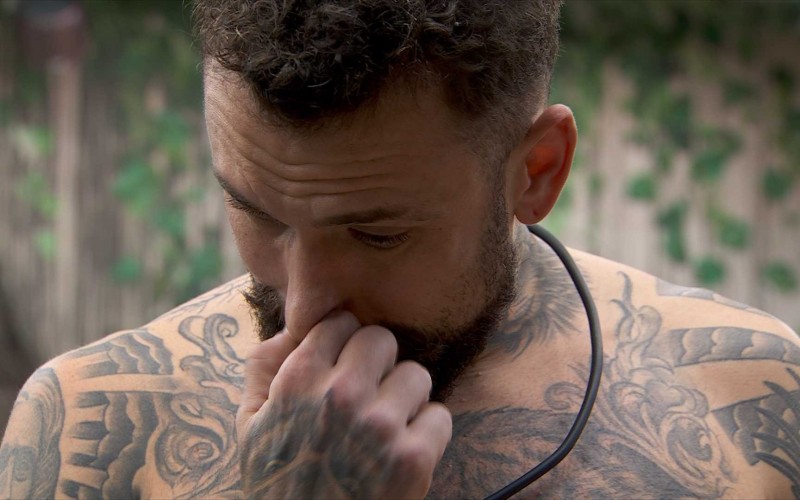Vinicius arruma as malas e chora sozinho no BBB 24