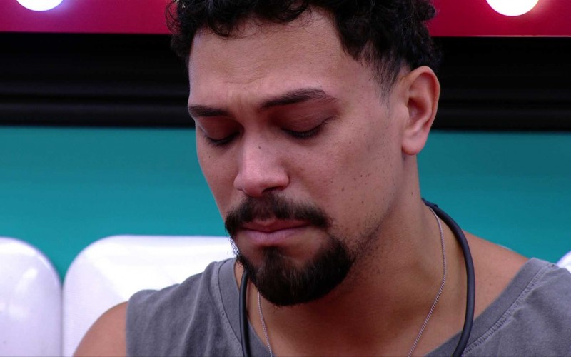 Vinícius chora durante conversa sobre o Paredão no BBB 25: