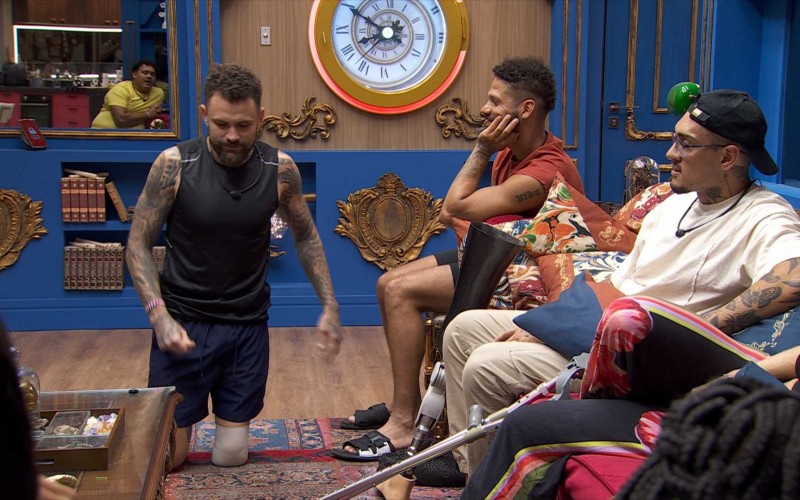 Vinicius diverte brothers do BBB 24 com detalhes de sua vida Ãntima