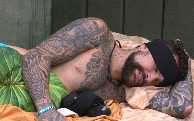 Vinicius diz que alguém na casa está o irritando e dispara: