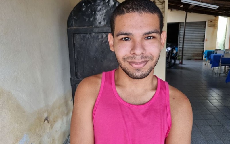 Vinicius, do BBB22, deu o primeiro beijo aos 19 anos e já cantou em velório