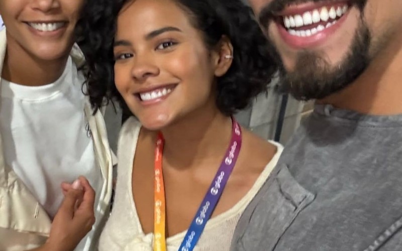 Vinícius encontra Taís Araujo e Bella Campos e brinca sobre personagem de Vale Tudo: