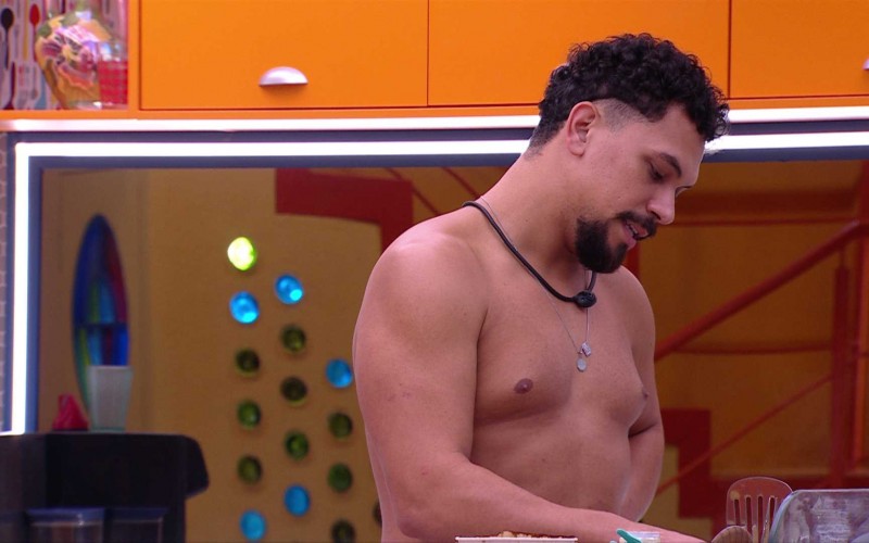 Vinícius especula ser Barrado no Baile pela terceira vez no BBB 25: