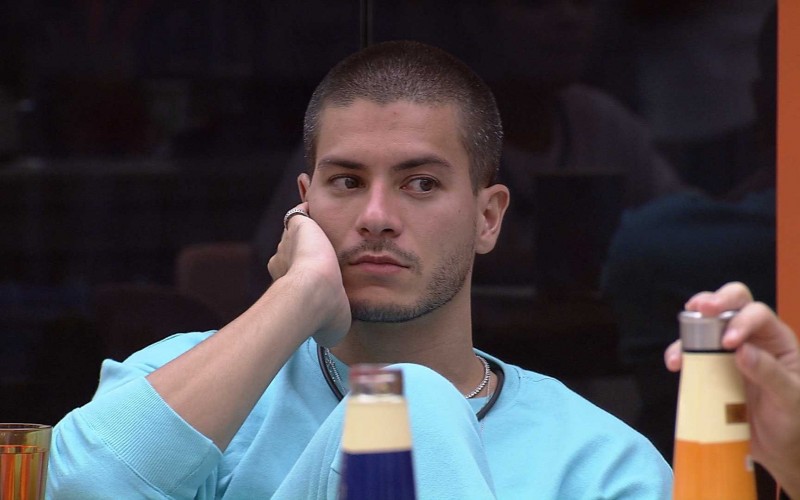Vinicius fala com Arthur Aguiar: