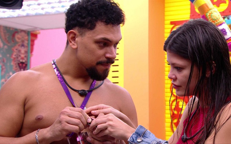 Vinicius relata estar triste com o comportamento atual de Eva: