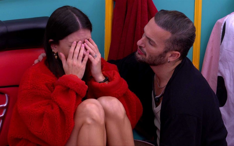 Vitória Strada chora no BBB 25 e é consolada por Diego Hypolito