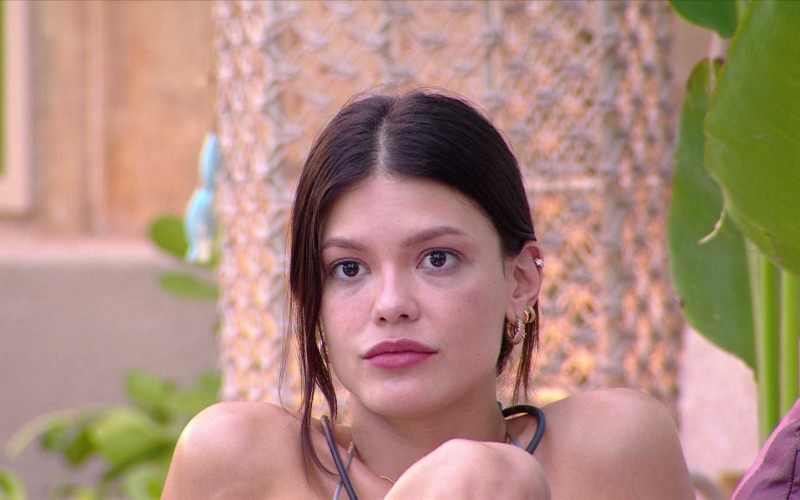 Vitória Strada comenta seus relacionamentos e afirma: