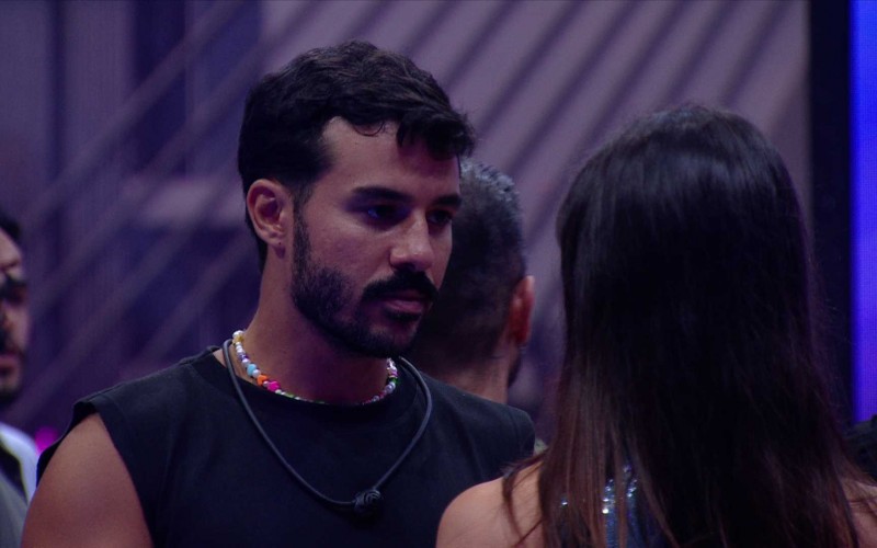 Vitória Strada discute com Mateus após vê-lo dançando com sister no BBB 25: