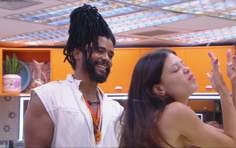 Vitória Strada encena beijo e brinca após carÃcias entre Aline e Diogo Almeida