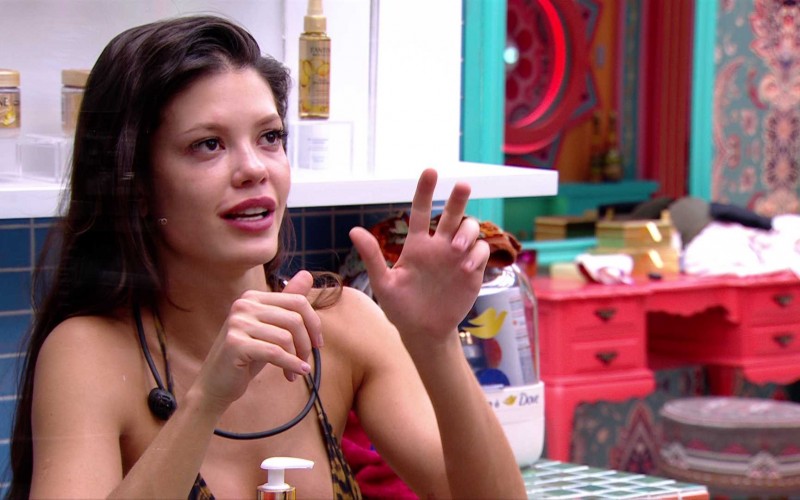 Vitória Strada fala sobre possível voto em Thamiris: