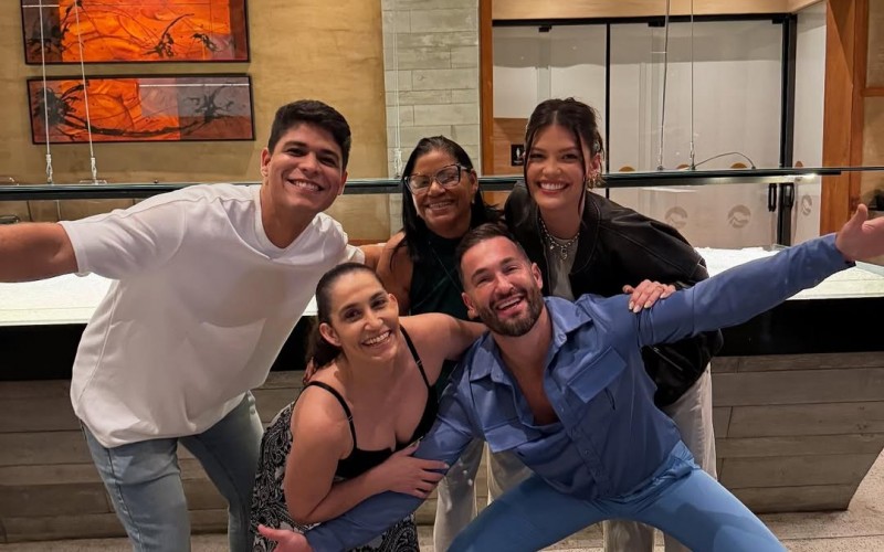 Vitória Strada, Guilherme, Delma, Diego e Dani Hypolito jantam juntos nesta segunda (12)