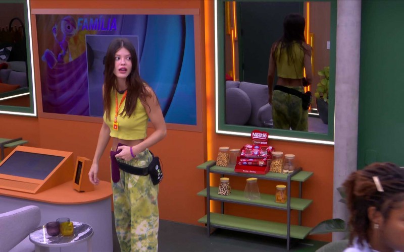 Vitória Strada ouve fofoca de RoBBB Seu Fifi e dispara para Thamiris: