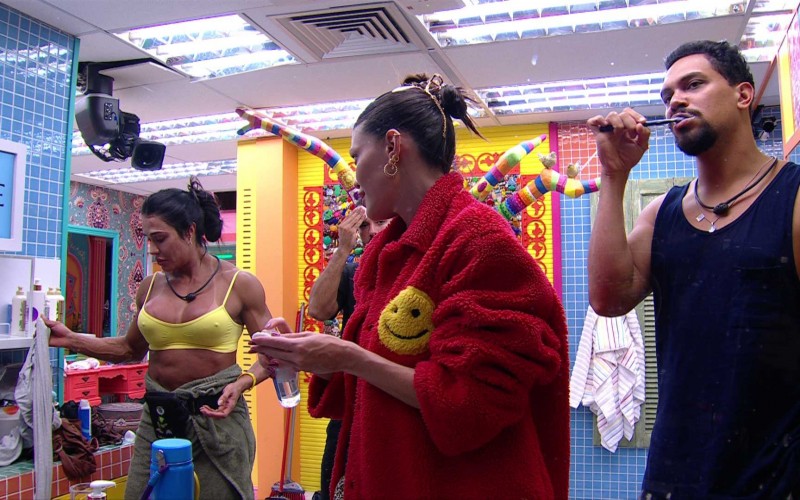 Vitória Strada questiona divisão de camas no BBB 25: