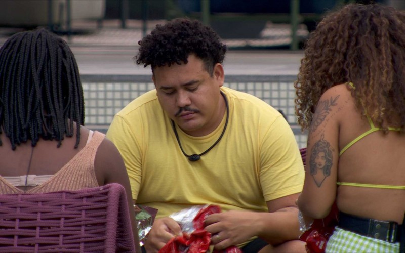 Web se diverte com reação de Lucas Henrique ao receber foto de família sem a mulher no BBB 24: