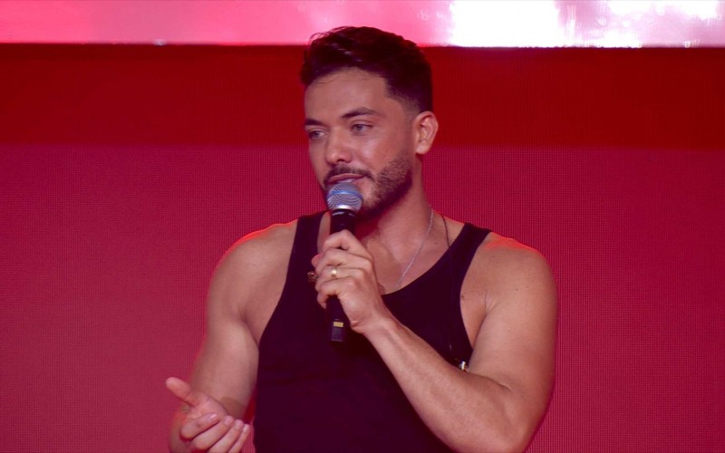 Wesley Safadão faz discurso no BBB 24, e leva sister às lágrimas: