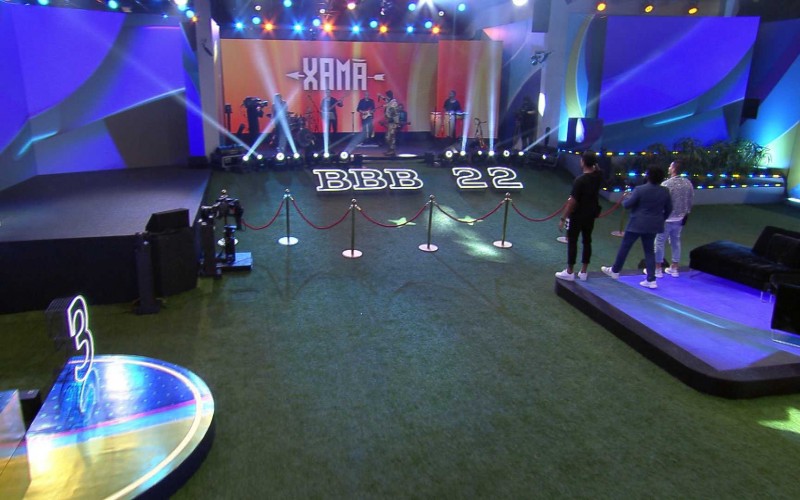 Xamã empolga os brothers na Final do BBB 22 e canta hit