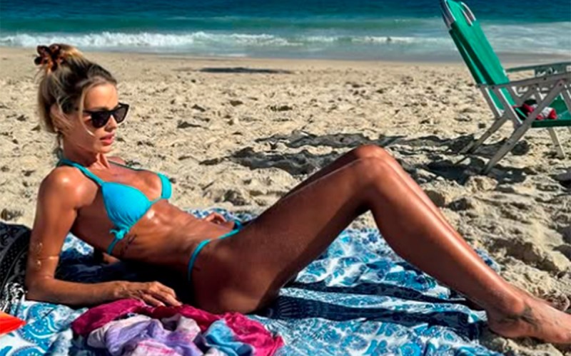 Yasmin Brunet exibe barriga trincada na praia e se declara: