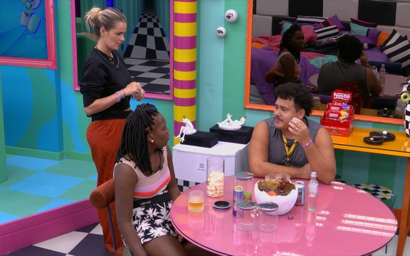Yasmin pede sugestões de nomes para grupo com Lucas Henrique e Leidy Elin, e o brother sugere o de sua esposa