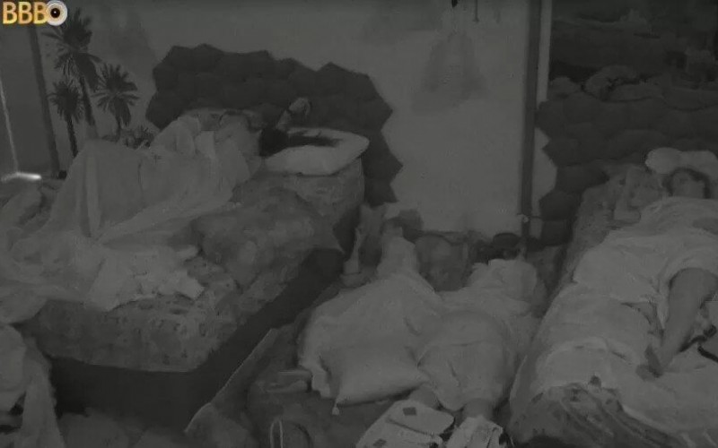 Após festa do BBB 23, Fred e Larissa trocam amassos no edredom