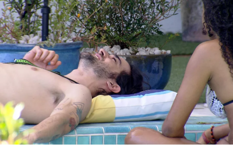 Após madrugada agitada, Fiuk e Lumena conversam na piscina
