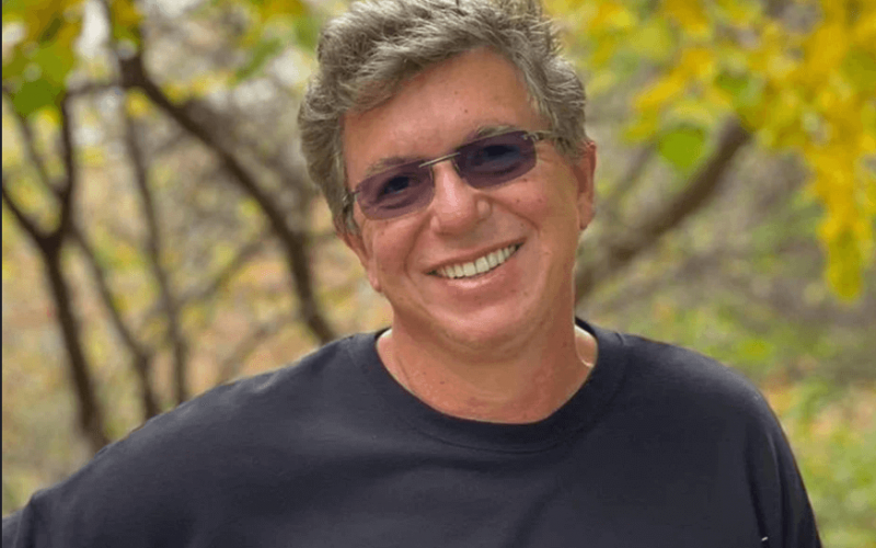 Após terror do quarto branco, Boninho revela que BBB22 terá cômodo preto