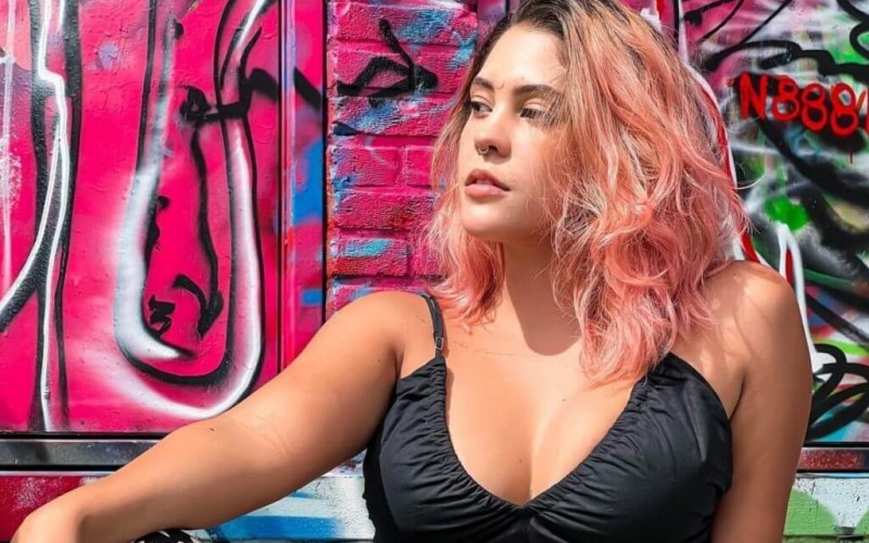Aposta para o BBB23, Dora Figueiredo anuncia pausa das redes sociais