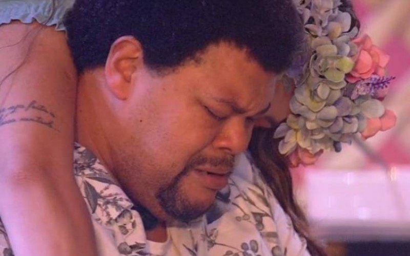 BBB20 - Babu chora por estar no paredão novamente e é consolado por sisters