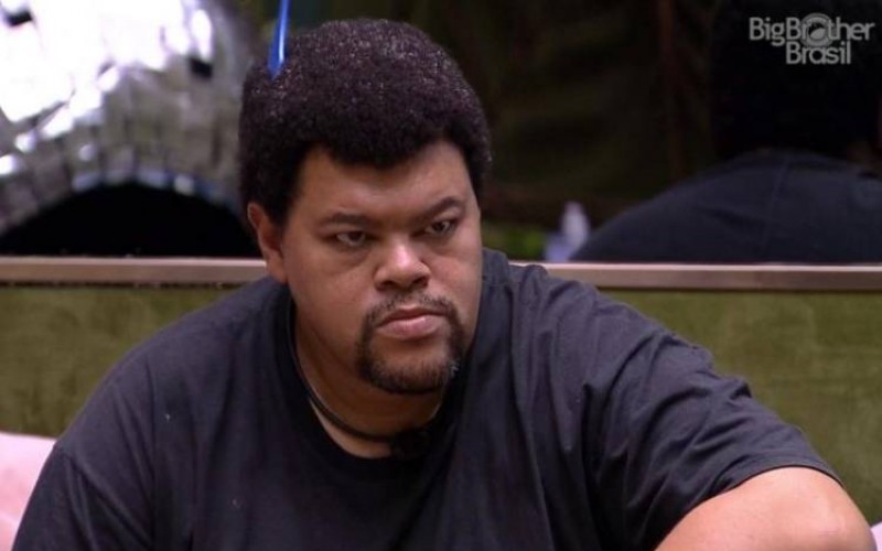 BBB20 - Babu desabafa com almofada e a batiza de Wilson