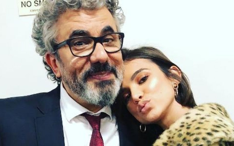 Manu mostra foto da família e Gizelly dispara: ‘Seu pai está solteiro?’