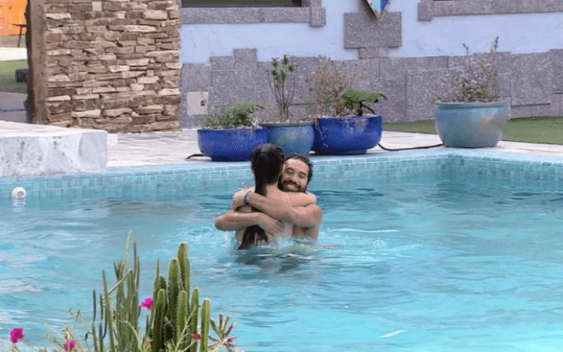 BBB21: Disputando último paredão, Juliette e Gilberto pulam de mãos dadas na piscina: