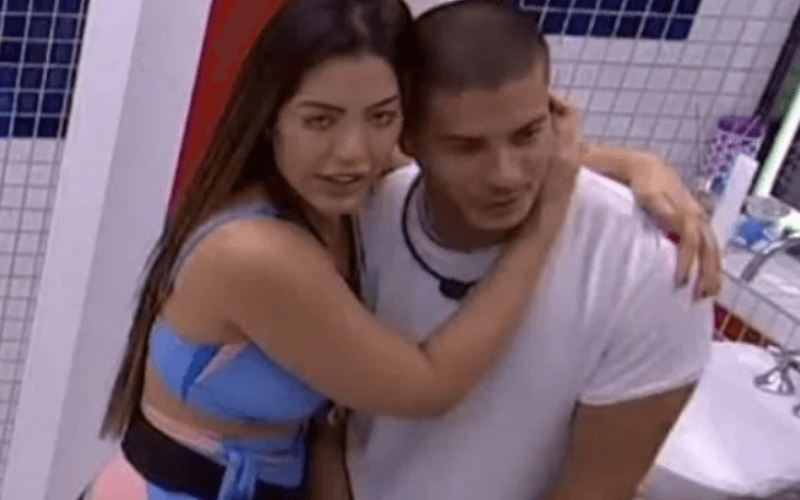 BBB22: Arthur Aguiar se esquiva de abraço de LaÃs durante conversa
