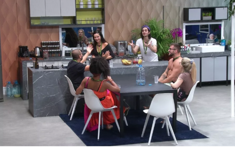 Brothers imunizados discutem estratégias antes de conhecer outros participantes