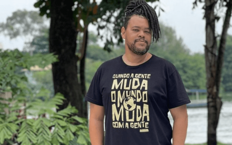 De saia, ex-BBB Babu Santana desabafa sobre preconceito: