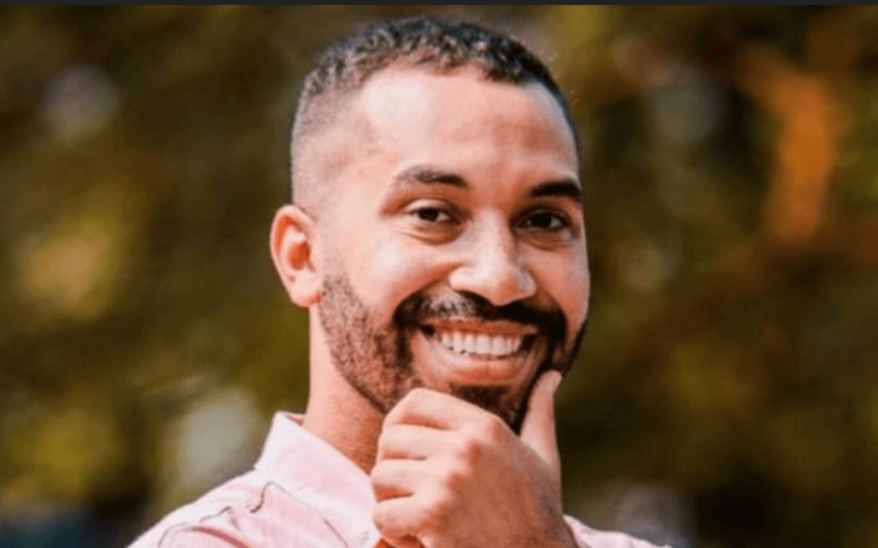 Em preparação para deixar o Brasil, ex-BBB Gilberto Nogueira se emociona ao tirar visto: "Vontade de chorar"